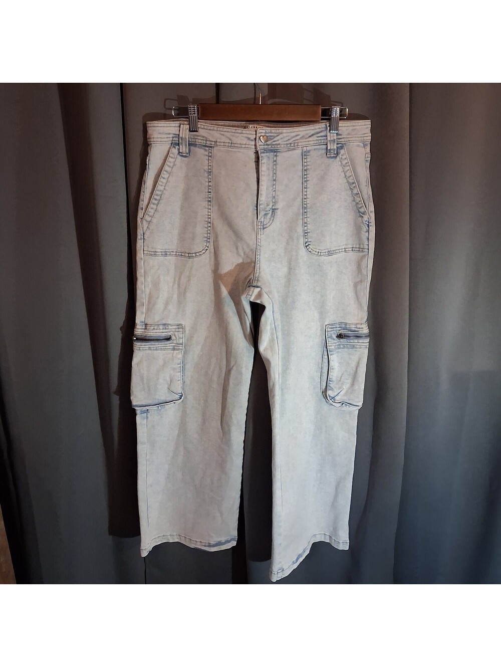 Celebrity Pink Light Wash Denim Cargo Pants Size 15/32